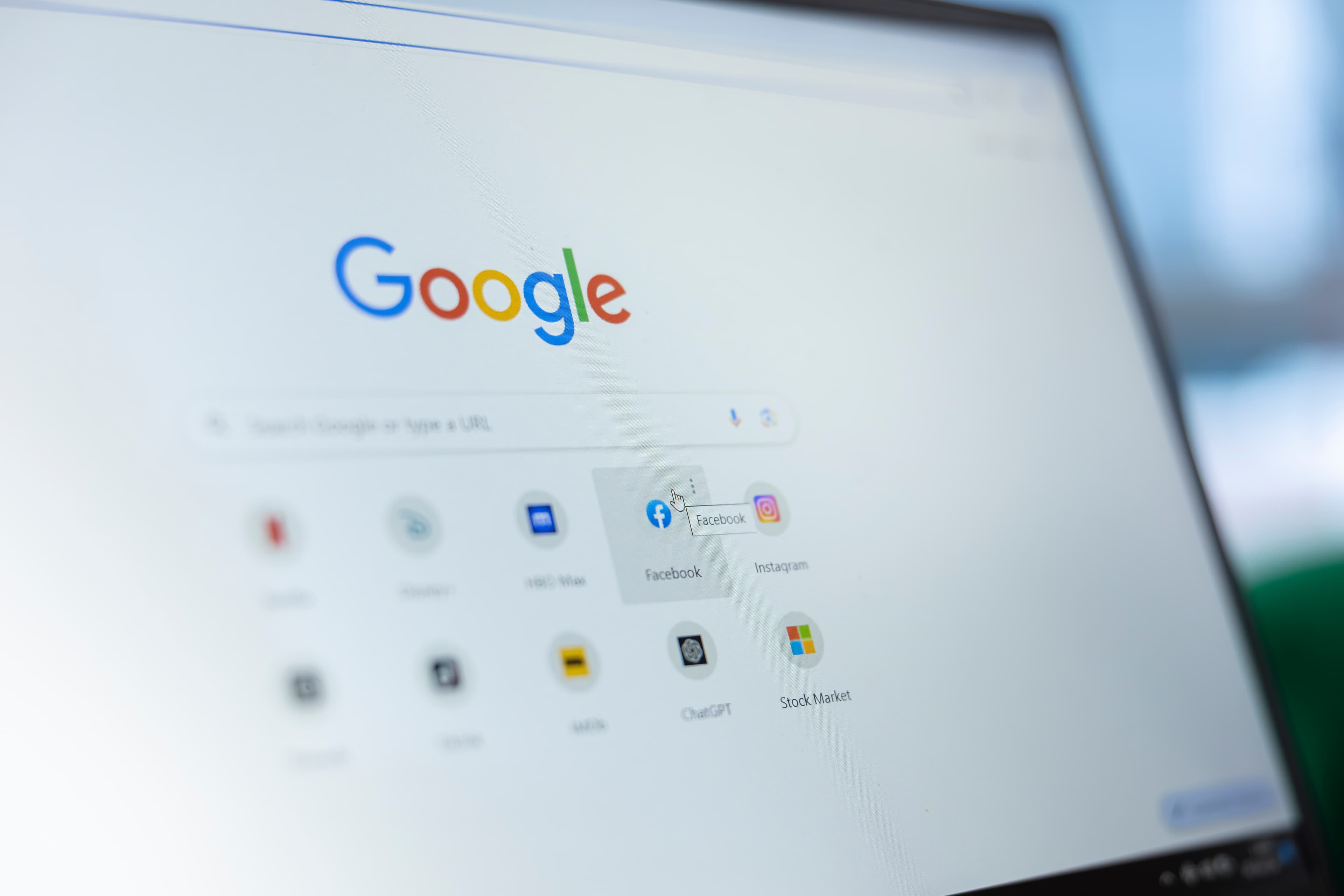 Illustration einer Website mit Suchergebnissen und KI-Symbolen für Google AI Overviews und SEO